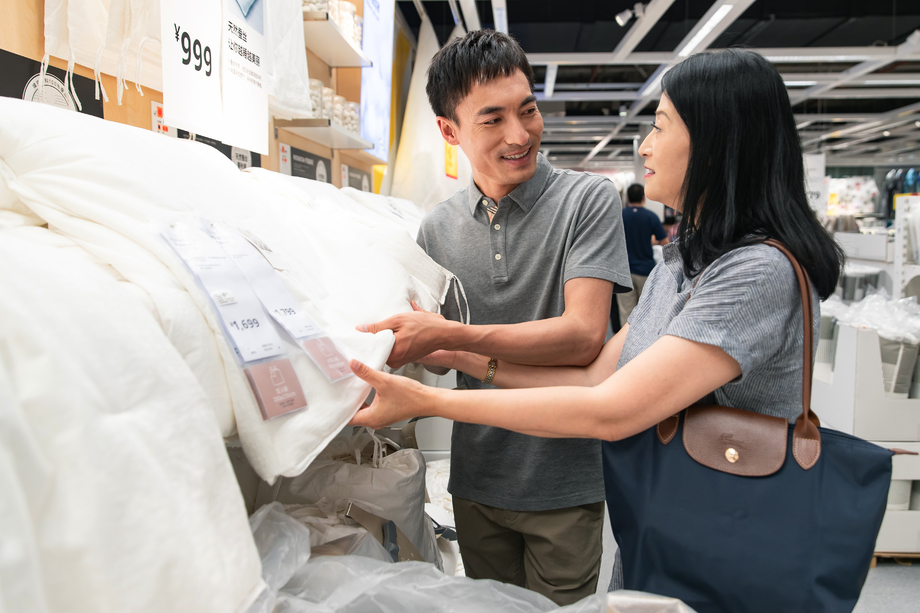 中年夫妇购买床上用品图片