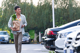 中年男人拿着购物袋