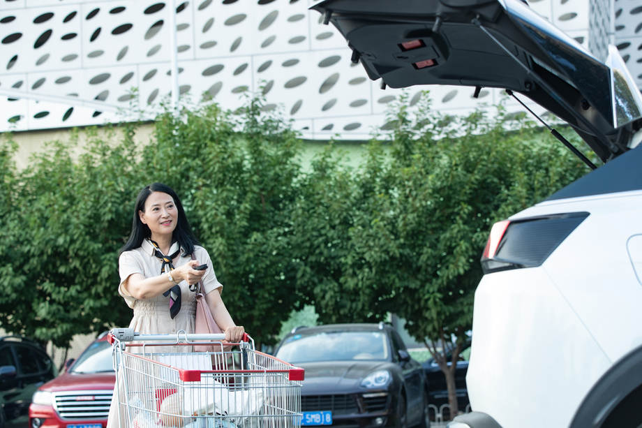 中年女人打开汽车后备箱 中年女人打开汽车后备箱