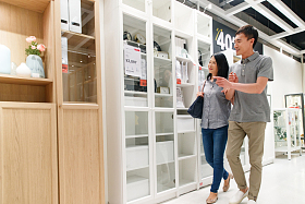 中年夫妇购买家具图片