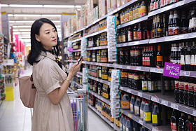 中年女性在超市购物