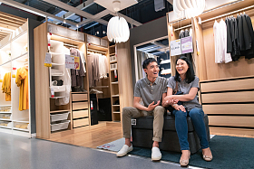 中年夫妇逛街购物图片