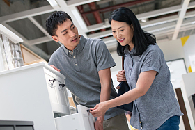 中年夫妇购买家具