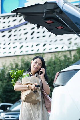 购物的中年女人打电话照片