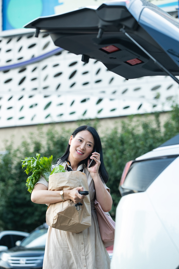 购物的中年女人打电话照片
