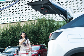 购物的中年女人图片