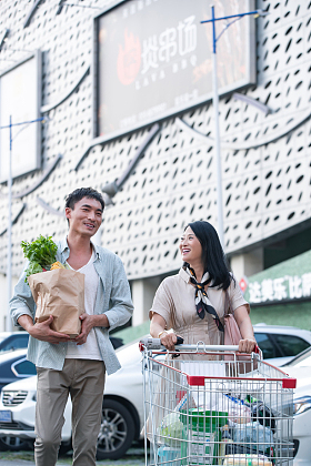 中年夫妇推购物车逛街图片