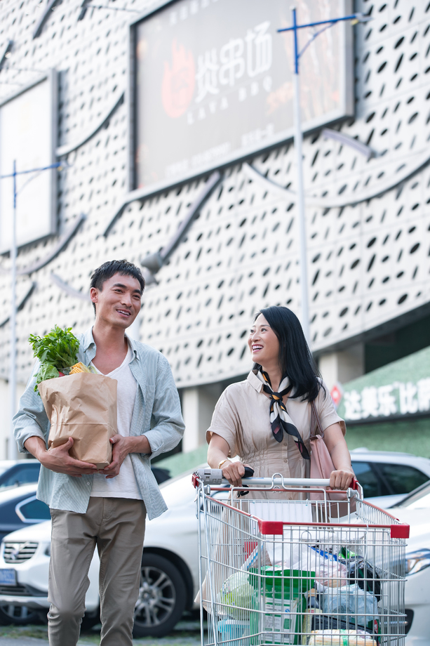 中年夫妇推购物车逛街图片 中年夫妇推购物车逛街图片