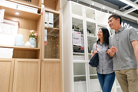 中年夫妇购买家具图片