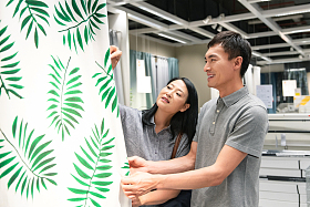 中年夫妇购买窗帘