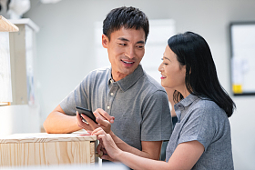 中年夫妇购买家具图片