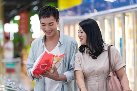 中年夫妇在超市购物