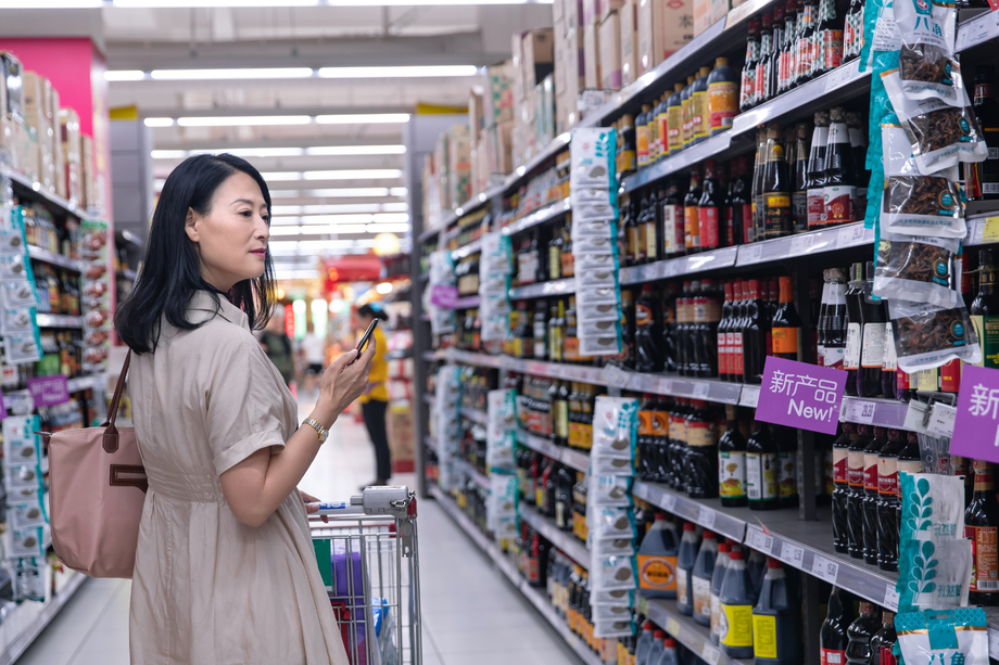 中年女性在超市购物图片 中年女性在超市购物图片