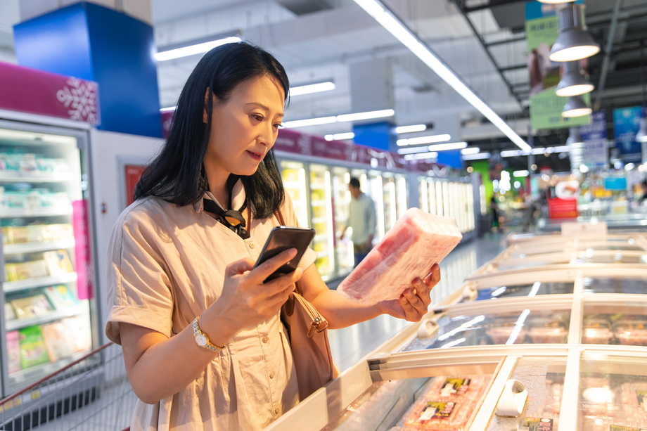 中年女性在超市挑选商品图片
