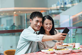 中年夫妇在餐厅用餐照片