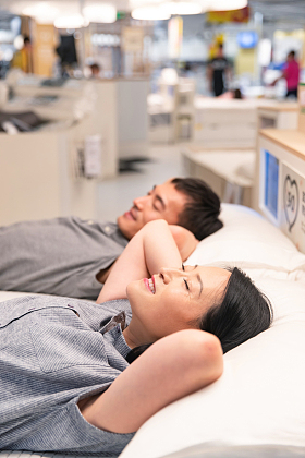 中年夫妇购买床上用品图片