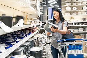 中年女性购买餐具
