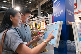 中年夫妇用手机自助付款