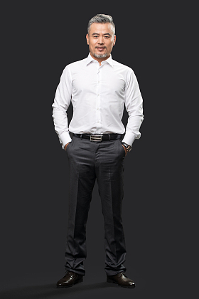 双手插兜的商务中老年男士