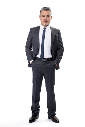 双手插兜的商务中老年男士图片