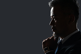 手托下巴思考的商务中老年男士