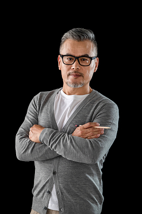 拿着铅笔的资深设计师肖像图片