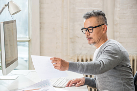 在办公室办公的中老年男士图片