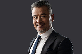 自信的商务中老年男士肖像