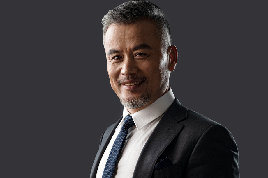 自信的商务中老年男士肖像