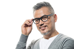 扶着眼镜的中老年男士肖像