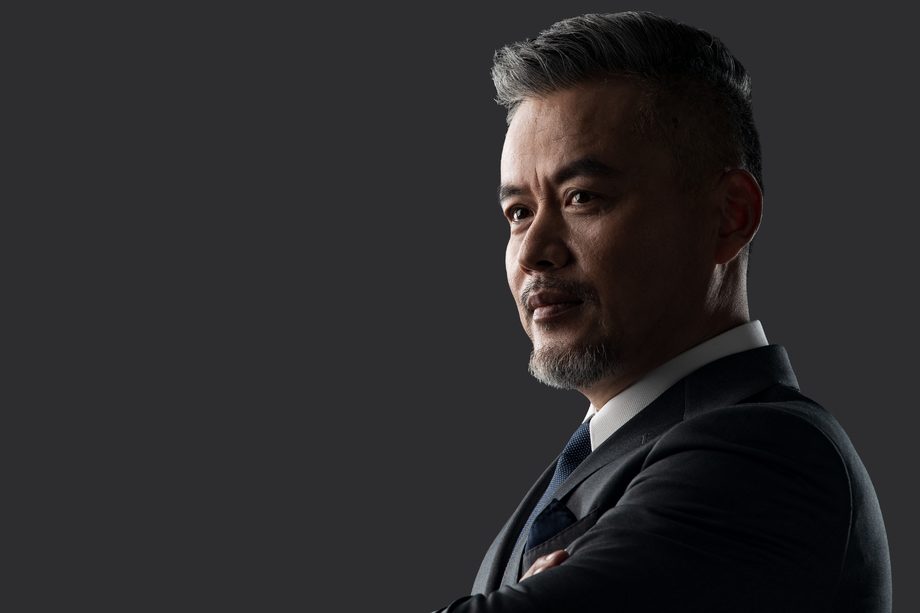 严肃的商务中老年男士