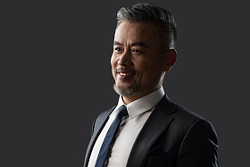 自信的商务中老年男士图片