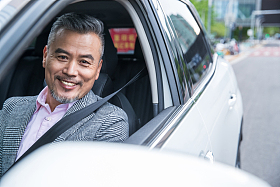 坐在汽车里的商务中老年男士图片