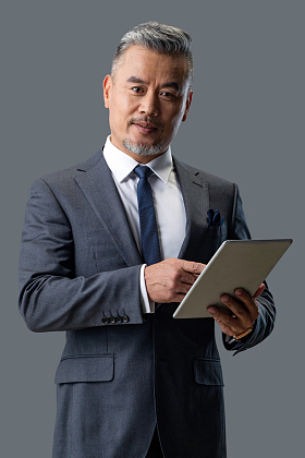 拿着平板电脑的商务男士