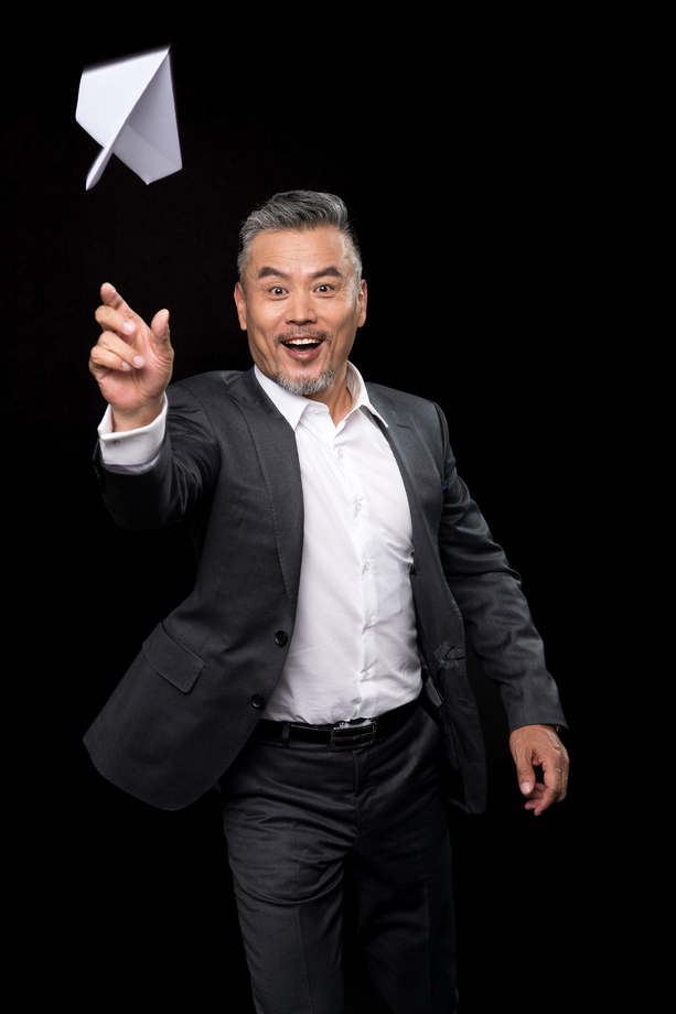 中老年商务男士扔纸飞机图片