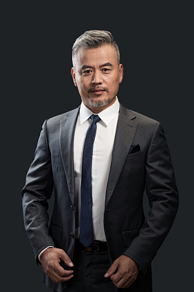 自信的商务中老年男士肖像