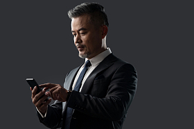 使用手机的商务男士