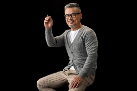 坐在椅子上的资深设计师拿着铅笔