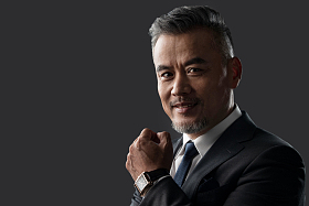 自信的商务中老年男士