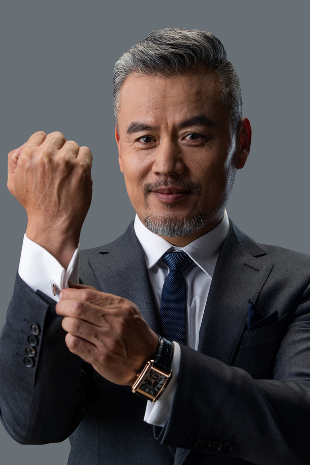 系袖扣的中老年商务男士肖像图片 系袖扣的中老年商务男士肖像图片