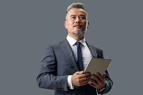 拿着平板电脑的商务男士