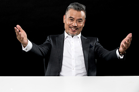 坐在椅子上的商务中老年男士张开手