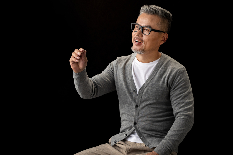 坐在椅子上的资深设计师拿着铅笔
