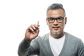 拿着铅笔的资深设计师肖像图片