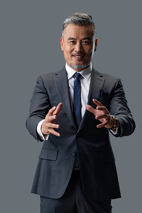 自信的商务中老年男士照片