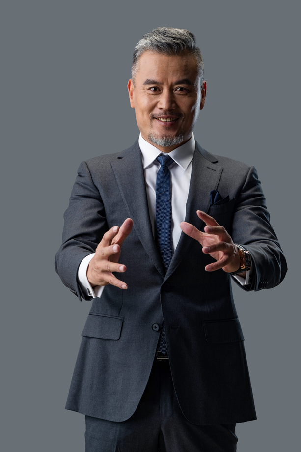 自信的商务中老年男士照片