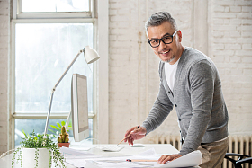 画图纸的资深设计师肖像照片