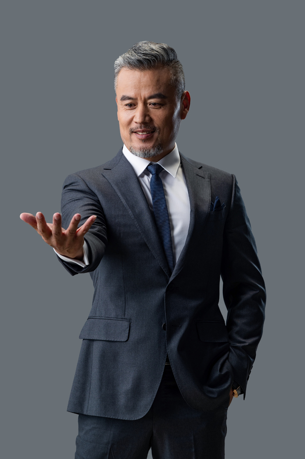 伸手的商务中老年男士图片