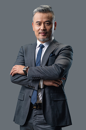 自信的商务男士图片