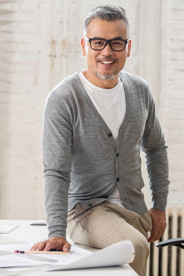 坐在办公桌上的建筑设计师肖像 坐在办公桌上的建筑设计师肖像
